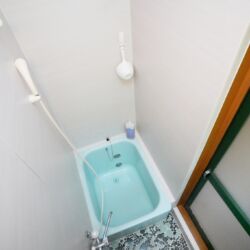 バスルーム:コンパクトなバスルームです。