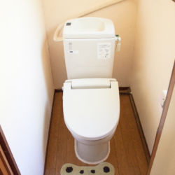 トイレ:リフォームしたトイレは明るくなりました。