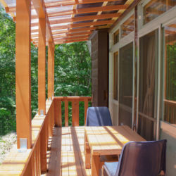 ウッドデッキ:ウッドデッキで朝食やティータイムはいかがでしょうか。