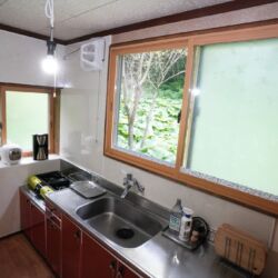 キッチン:広いキッチンは自炊に最適です。