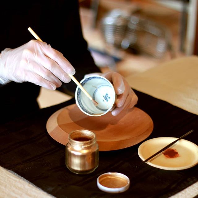 【４月27日の高崎市金継教室、中止のお知らせ】皆様ご存知の通り、昨日、政府が全国へ緊急事態宣言を発出し、GWまで県外への移動等の自粛が求められております。４月の長野市教室に続き、高崎市での金継教室も中止することにいたしました。.なお、５月は25日(月)は、10時～の部と、14時～の部を予定しております。また変更がありましたらご連絡いたします。.小諸教室はマンツーマンということもあり、随時受け付けております。ゆっくりお話しながら丁寧に作業しましょう。どうぞよろしくお願いいたします。#山岳マルシェ#小諸市#長野県#金継ぎ#金継ぎ教室#雑貨#montbell#Yamasanka#信州土産#アート#kintsugi#workshop#knicknac#art#artwork#nagano#komoro#登山#風景#田舎暮らし