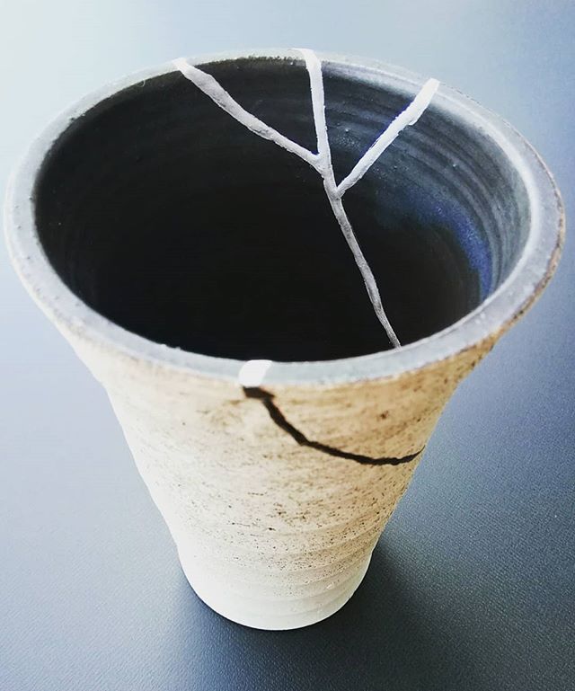 モノトーンもできます。.金継ぎのご依頼。仕上がりました。こちらの器は、外側が白地、内側が黒地というモノトーンが特徴でしたので、仕上げは、映えるように逆の色を設えてみました。純銀と黒漆です。.ご依頼ありがとうございました.#山岳マルシェ#小諸市#長野県#金継ぎ#金継ぎ教室#雑貨#montbell#Yamasanka#信州土産#アート#kintsugi#workshop#knicknac#art#artwork#nagano#komoro#登山#風景#田舎暮らし